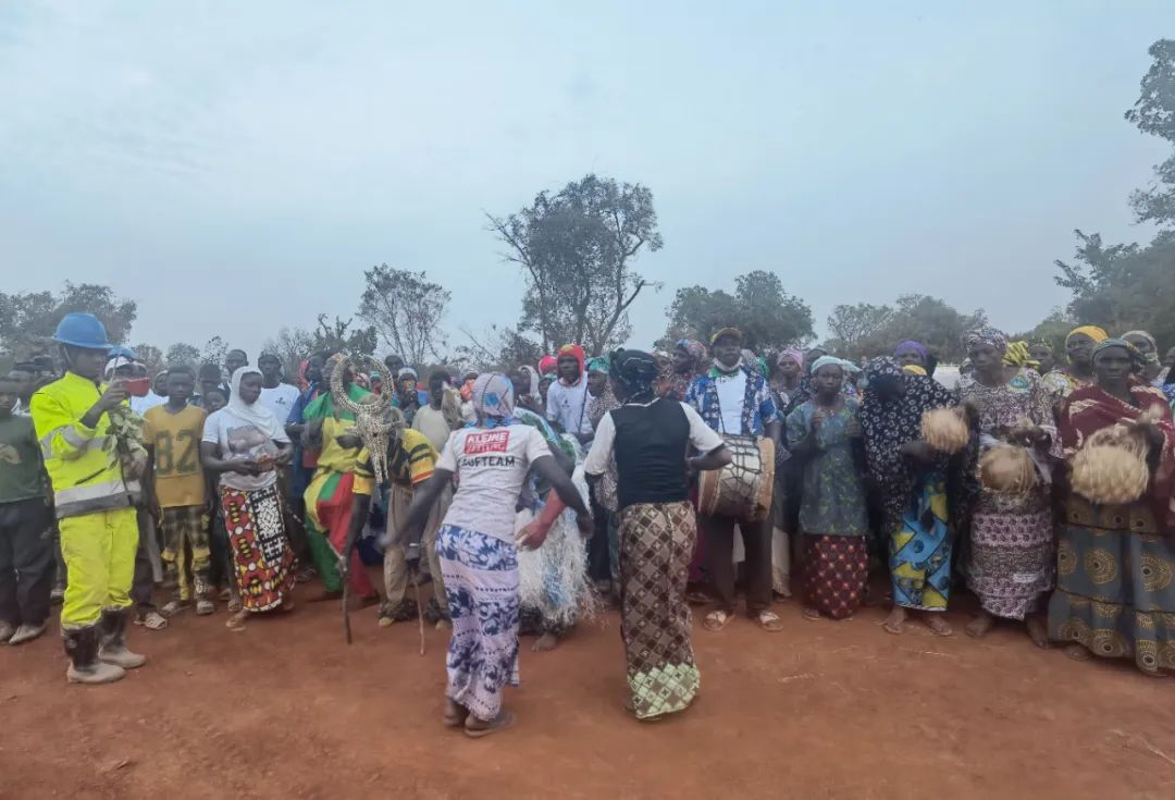 捐赠拖沓机 修建储水坝 马里锂矿项目公司起劲支持社区生长4.jpg