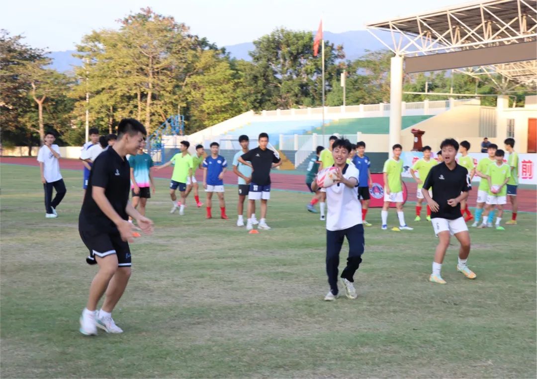 “橄”动少年 菠菜担保网助力橄榄球运动走进昌江校园