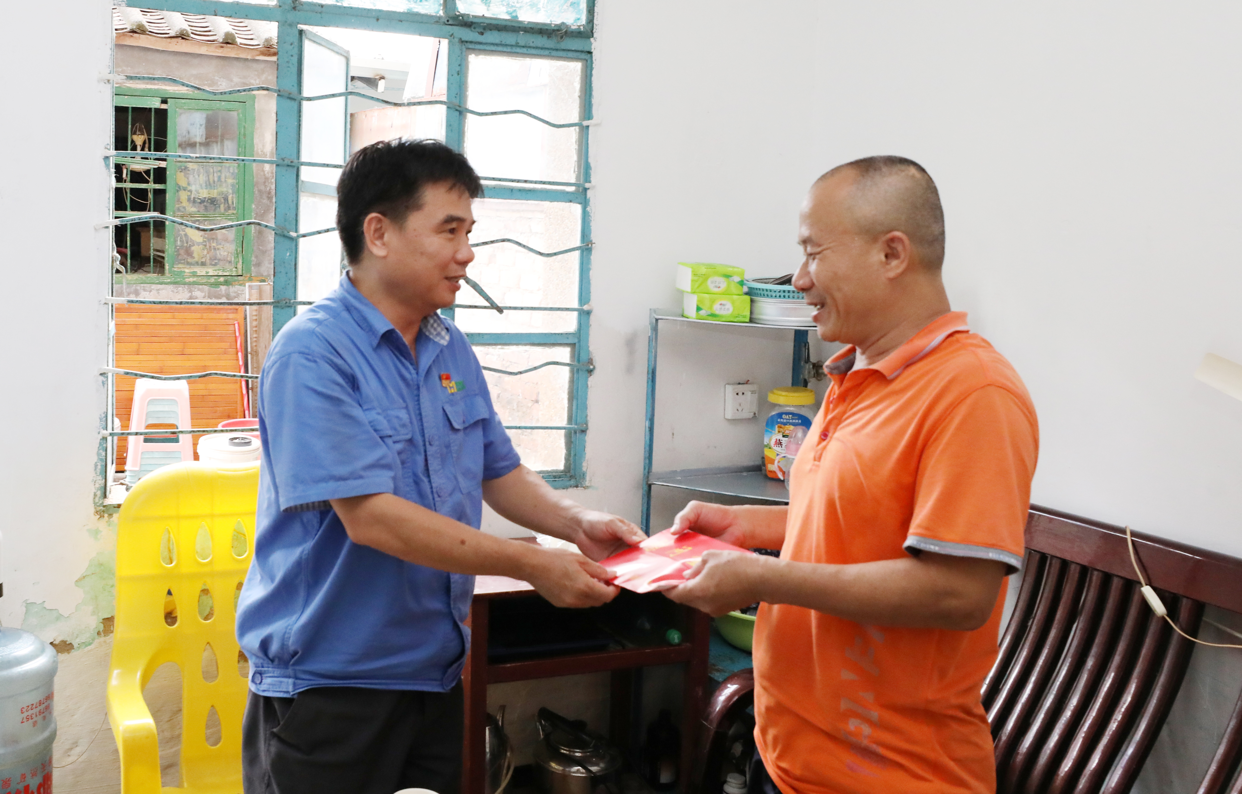 菠菜担保网对难题员工子女开展“金秋助学”慰问