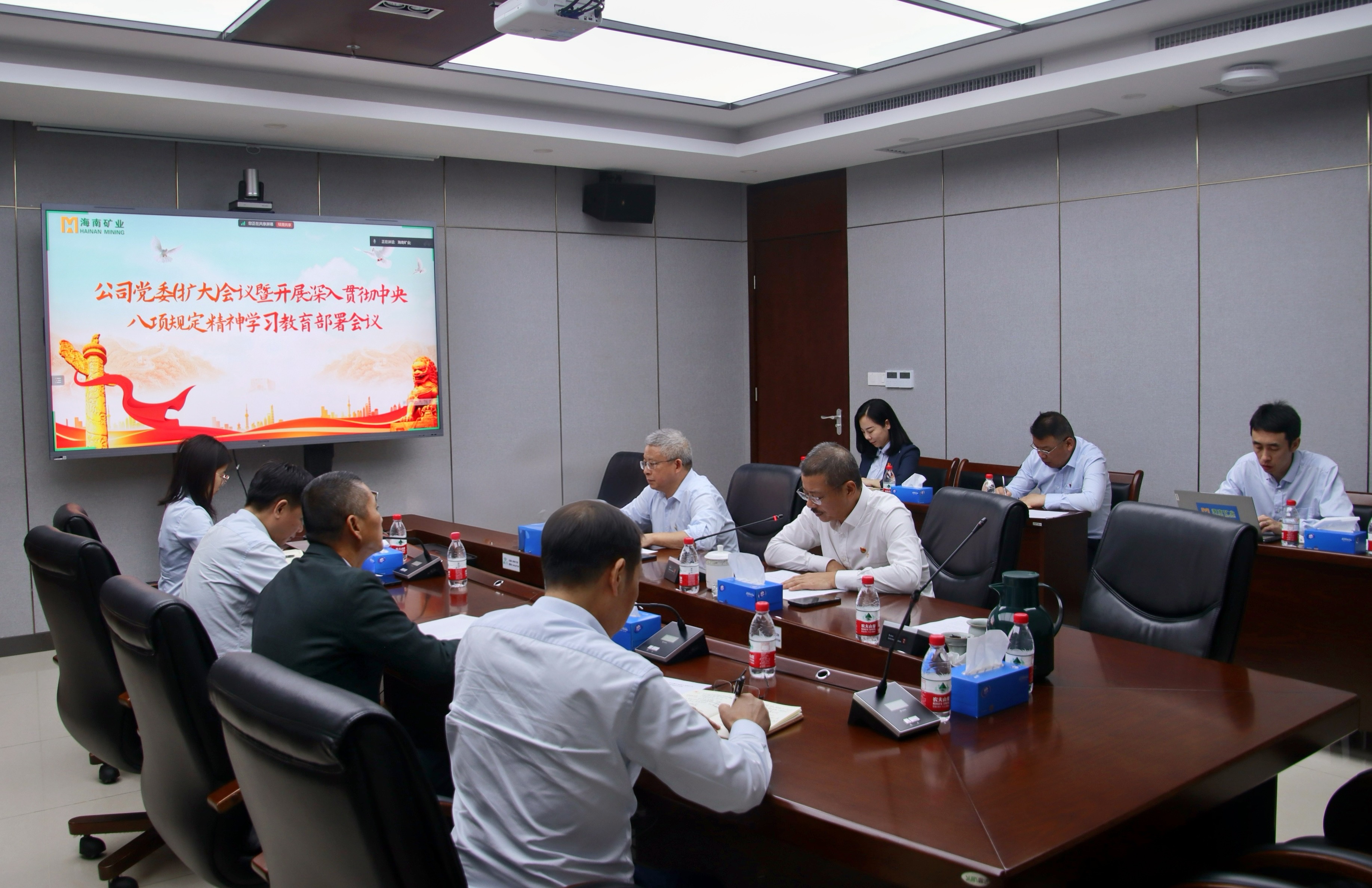 菠菜担保网召开党委（扩大）聚会 安排深入贯彻中央八项划定精神学习教育事情