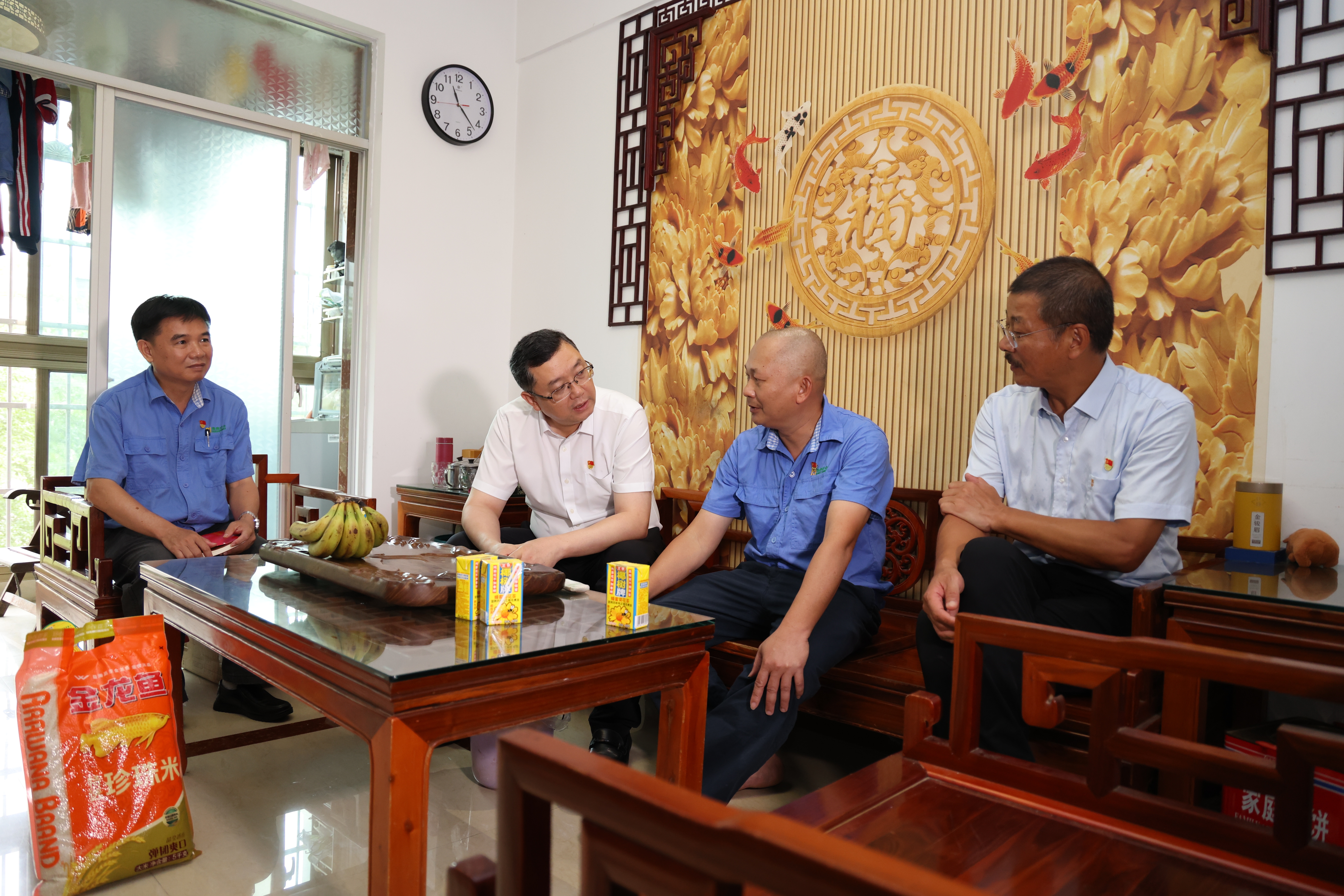 省国资委党委书记、主任马咏华走访慰问菠菜担保网难题党员