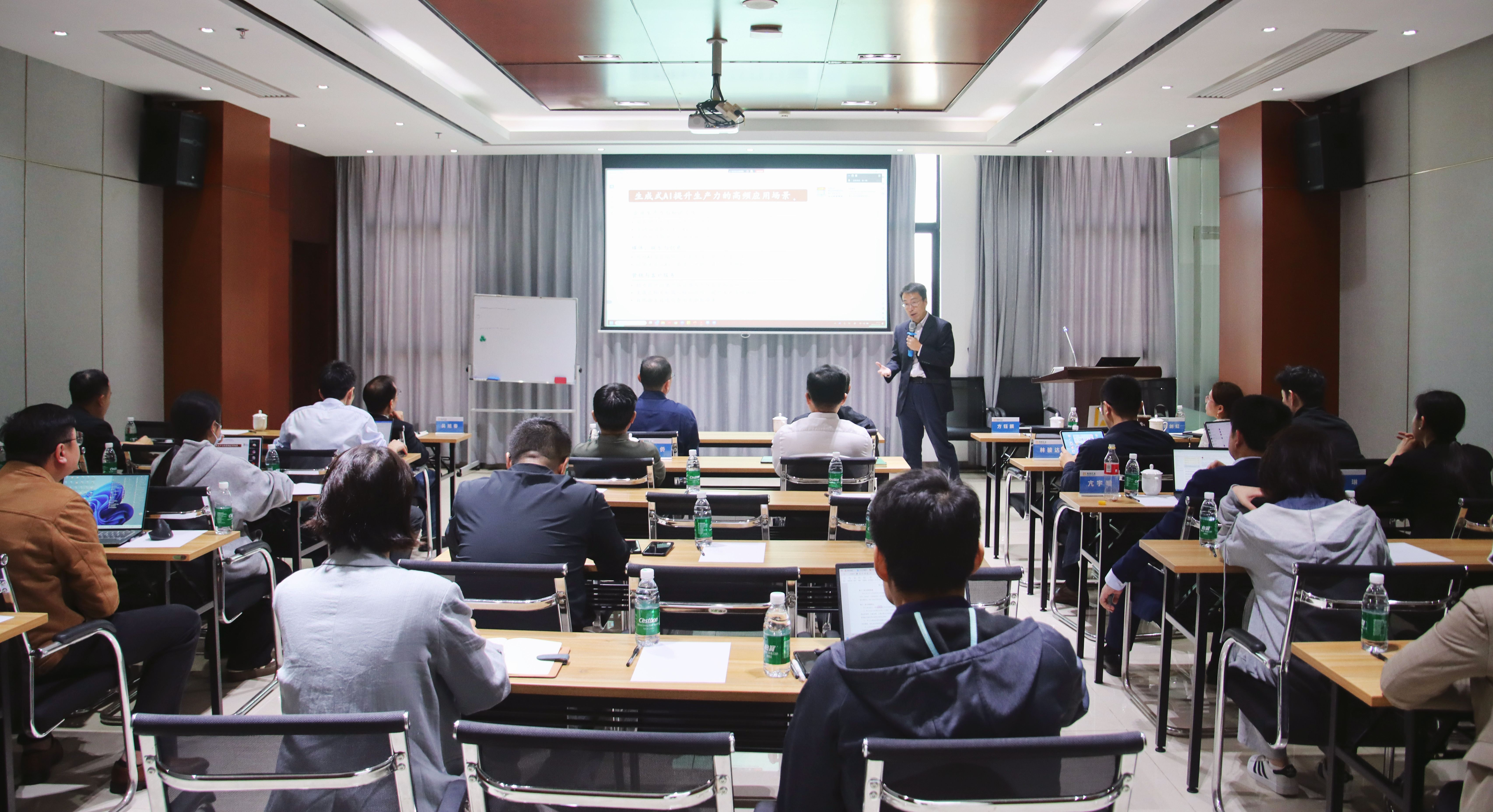 菠菜担保网联合普华永道配合举行数字化分享会